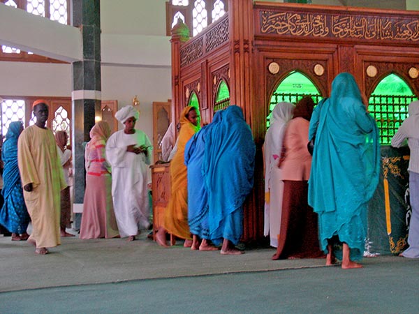 Women visiting the maqam of Maulana Moh Otham Abdul Burhani