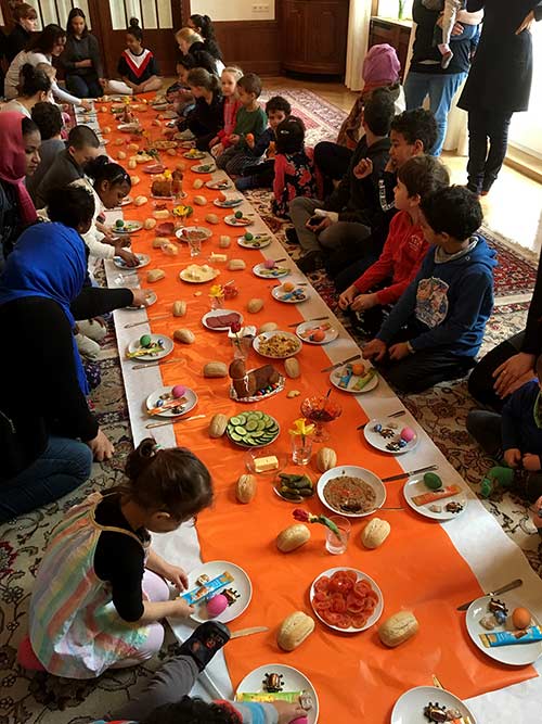 Tariqa Burhaniya Kinderfrühstück in Schnede